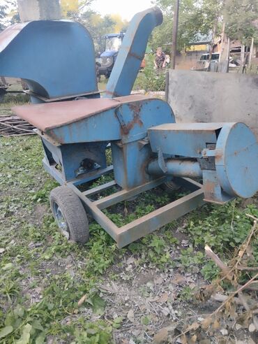 traktor altlıqlı qara qadın bosonojkaları: Mavi rəngli, metal konstruksiyalı ot doğrayan maşın kənd təsərrüfatı
