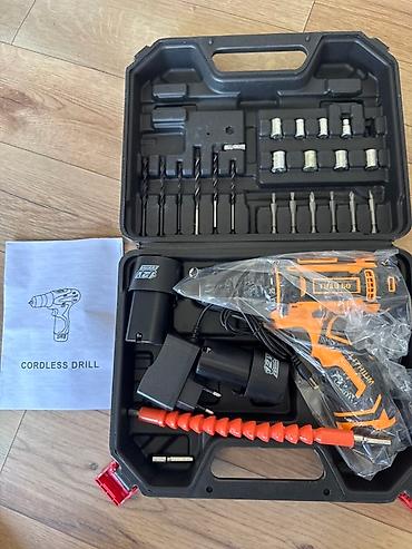 black decker: Набор аккумуляторной дрели-шуруповерта Tian Bo в черном кейсе содержит — 2