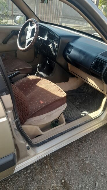 мотор на ист: Volkswagen Passat: 1988 г., Механика, Бензин, Седан