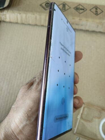 samsung flip 3 цена бишкек: Смартфон с изогнутым дисплеем и тонкими рамками. На экране видна