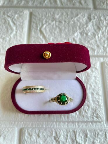 Prstenje: Vel 10
Cena 1300din — 11