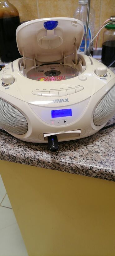 Pojačala i prijemnici: Radio veći VIVAX sa ispravnim CD i USB
Lep Radio
 Mirjevo — 10