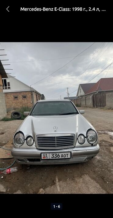 мерс сэшка: Седан Mercedes-Benz E-Class серебристого цвета, 1998 года выпуска, с