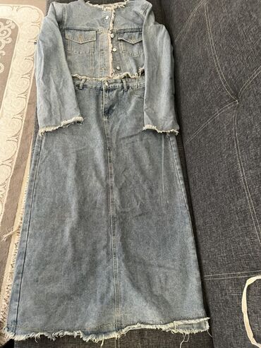 женские джинсовые шорты с завышенной талией: Джинсовый комплект: укороченная куртка + юбка французской длины с