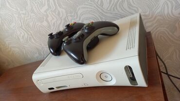 Xbox 360: В хорошом состояние есть три джойстика прошитый