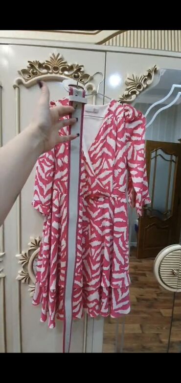 Dəstlər, kostyumlar: Qadın üçlü dəst – qara rəngdə, ağ kvadrat naxışlı. - Dəst: uzun -da lalafo.az — 10 Dəstlər, kostyumlar: Qadın üçlü dəst – qara rəngdə, ağ kvadrat naxışlı. - Dəst: uzun — 10