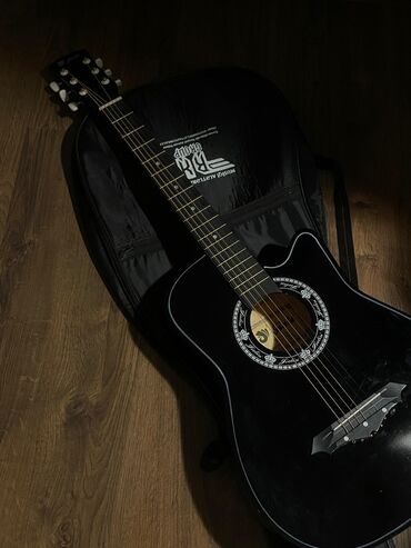 hover ball lopta: Ginle akustik gitara – qara rəng, kəsik korpus (cutaway) dizaynı