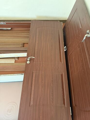 qapi acari: Salam hec ıslenmıyıb demey olarkı acarları ustundedı cercıvelerı