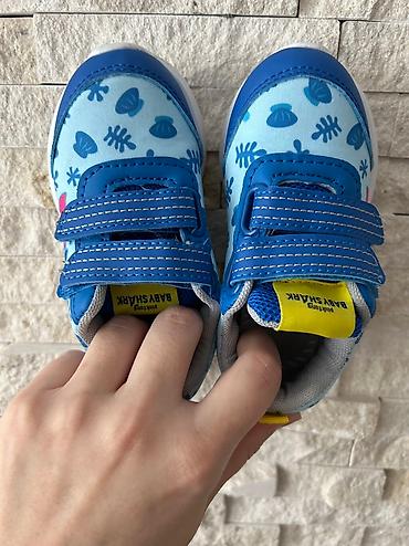 ramaks pantalone: Baby shark patike za devojcicu, bez tragova korišćenja. Velicina 23 — 5
