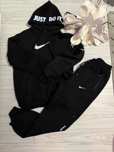 nike dri fit trenerka: Nike muska trenerka 
termo deblji materijal 
velicine: s,m,l,xl,2xl