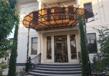 Другие строительные материалы: Металлические ворота с коваными элементами и навесом из поликарбоната — 24