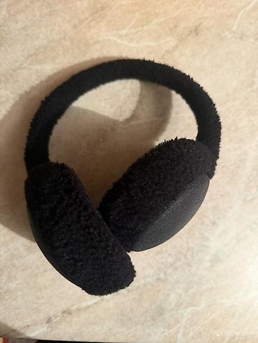 tuklu geyim: Qara rəngli isti qulaqlıq (earmuff) - Material: yumşaq, tüklü parça — 1