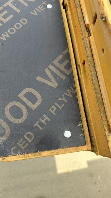 Другие строительные материалы: Набор панелей для опалубки, окрашенных в ярко-желтый цвет. Панели — 6