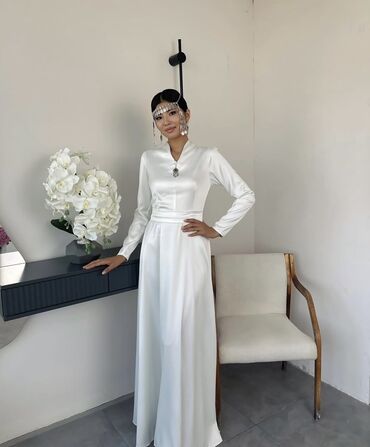 пышные свадебные платья со шлейфом: Элегантное длинное платье из гладкой атласной ткани цвета