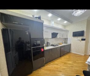 işlənmiş mətbəx mebelləri: Metbex mebeli. 800azn. ölçü 4.60sm. uzerinde qaz moyka aspiratör