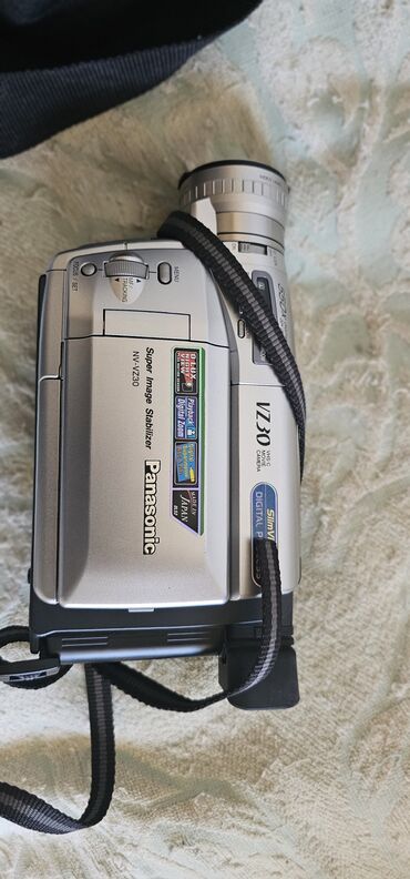 Mitsubishi: Panasonic VZ30 MiniDV videokamerası, kompakt gümüşü korpusa malikdir