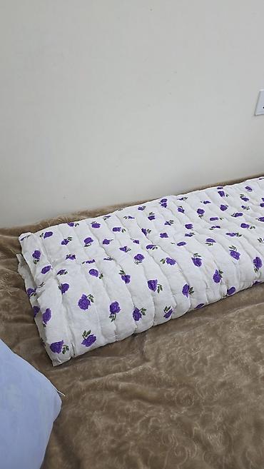 Текстиль: • 3 ədəd yun yorğan ölçü 200×150 – hər biri 20 manat. • 2 ədəd qaz — 7