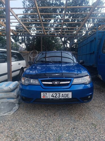 авто следующим выкупом: Синий седан Daewoo Nexia. Автомобиль имеет классический дизайн кузова