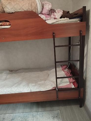 Кровати: Двухъярусная кровать с металлическим каркасом и деревянными боковинами — 2