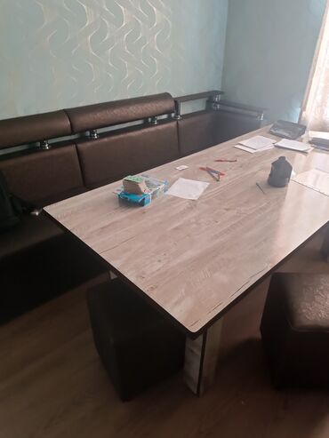 Кухонные мягкие уголки: Кухонный уголок с большим столом и пуфами - Комплектация: угловая