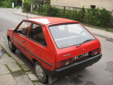 VAZ (LADA): Qırmızı rəngdə olan bu ZAZ-1102 "Tavria" avtomobili şəhər və ya kənd