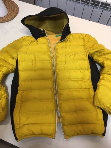 zimska jakna sa krznom: Benetton jakna,očuvana,za uzrast 13-14g. Ocuvana
