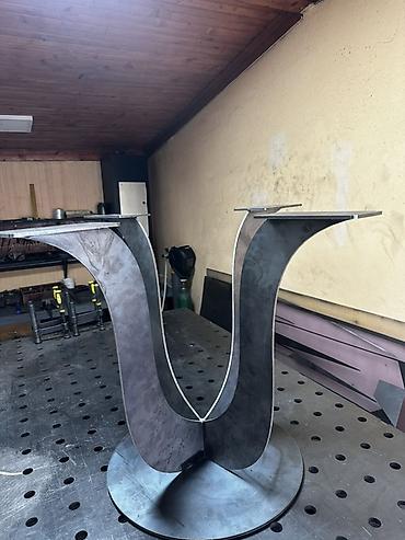 epoksi stolovi: Prodajem metalno postolje seceno na laseru, sa skrivenim varovima — 1