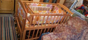 детская кровать с пеленальным столиком: Детская кровать с люлькой Ширина 65см сырты, ичи люлька 49см Длина