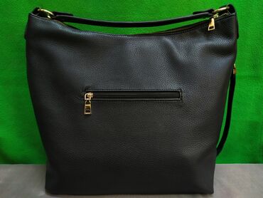 сумка чёрная: Продаётся сумка (женская),очень вместительная,через плечо. Материал