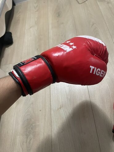 напольный турник 3 в 1: Боксерские перчатки TOP TEN Tiger - Цвет: красный с белыми вставками