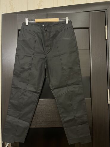 Heykəlciklər: Zara deri görünümlü, düz biçimli şalvar. S razmerdir ama Oversize — 2