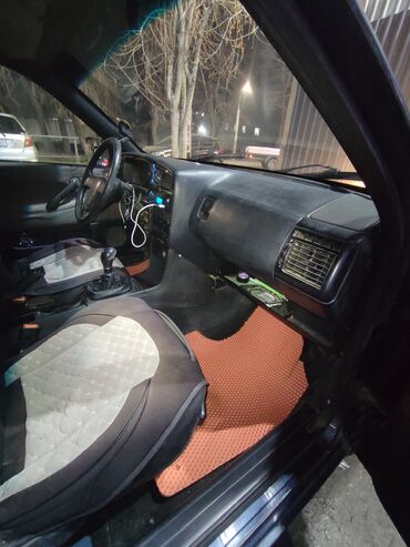 Другие Автомобили: Седан темно‑серого цвета. Кузов 4‑дверный, тонированные стекла по — 6