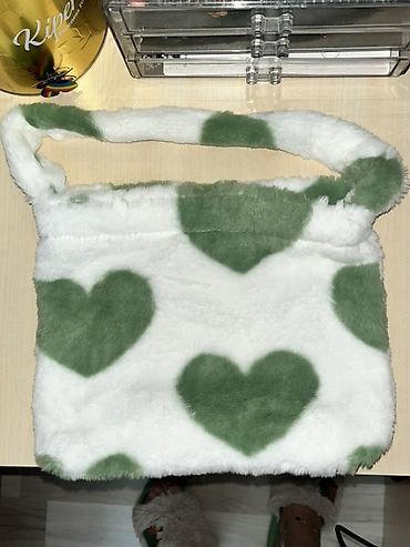 cantalar: Yumşaq xəz materialdan hazırlanmış çiyin çantası. Ağ fon üzərində — 1