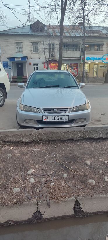 Honda: Автомобиль Honda Accord серебристого цвета. Это седан с автоматической