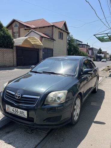 дом на колосах: Автомобиль Toyota Avensis темно-зеленого цвета.технически и по ходовой