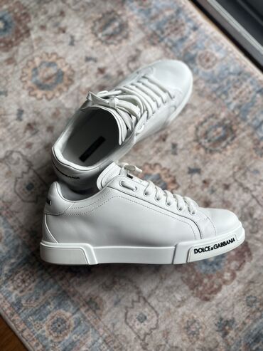 Krasofkalar və idman ayaqqabıları: Dolce & Gabbana brendi olan ağ rəngli dəri kişi krossovkalar — 11