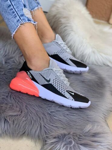 Patike: Nike air max 270 patike

Novo
Brojevi 36 do 41

fb Moja Kupovina 1 — 3