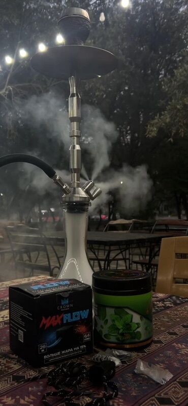 Klassik qəlyan dəsti, zərif dizaynı ilə seçilir. Ağ rəngli əsası və