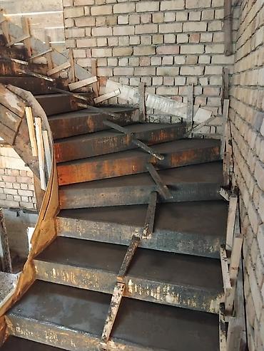 бетонные арыки: Бетонная лестница Для дома, Форма лестницы: Г-образная, Стиль: Классический — 7