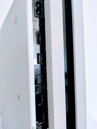 PS4 (Sony Playstation 4): Sony Playstation 4 PRO  od 1Tb, puna instaliranih igrica. Bela sa — 7