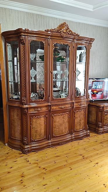 Klassik üslubda vitrin-bufet - Material: keyfiyyətli ağac əsaslı
