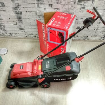 дрон для опрыскивания: Электрическая газонокосилка черно-красного цвета с колесами