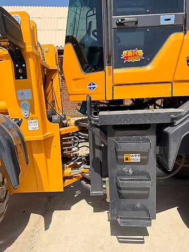 Фронтальные КУНы: Фронтальный погрузчик — Китай. 2025 год. Ковш 2,2 см³. Управление — — 8