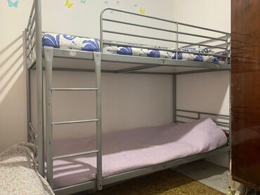 электрокачели для новорожденных: Металлическая двухъярусная кровать серого цвета с лестницей. Идеально