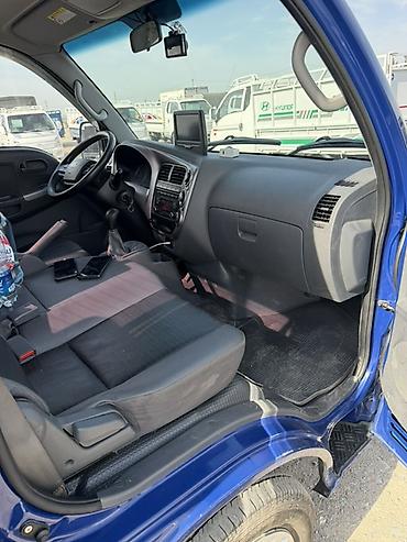 буксир: Kia Bongo III (K-Series) — компактный бортовой грузовик синего цвета — 5
