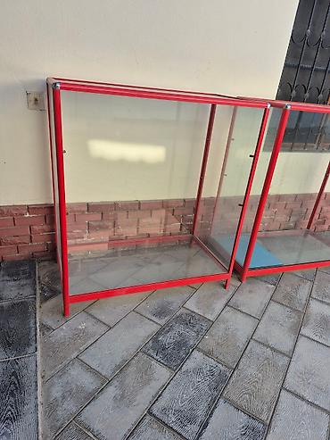 Оборудование для магазинов: Şüşə yan divarları və qırmızı metal çərçivəsi olan bu vitrin — 3