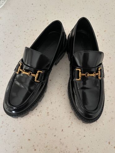 женские мокасины из текстиля: Massimo Dutti qadın loferi - Rəng: qara, parlaq üst material - Ön