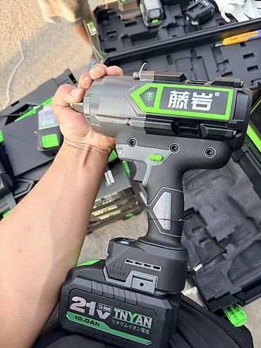 ударный молоток: Аккумуляторный ударный гайковерт TNYAN EX3000 - Напряжение: 21 В — 2