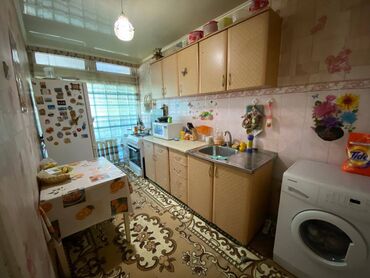 обмен дом на квартира: 3 комнаты, 56 м², Индивидуалка, 3 этаж, Старый ремонт