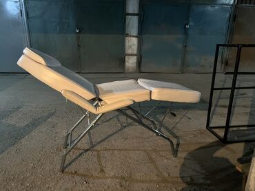 офисное кресло для руководителя: Косметологическое кресло-кушетка с механическими регулировками